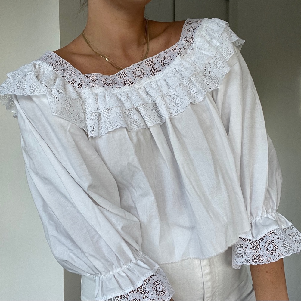 VINTAGE WHITE RUFFLED BLOUSE